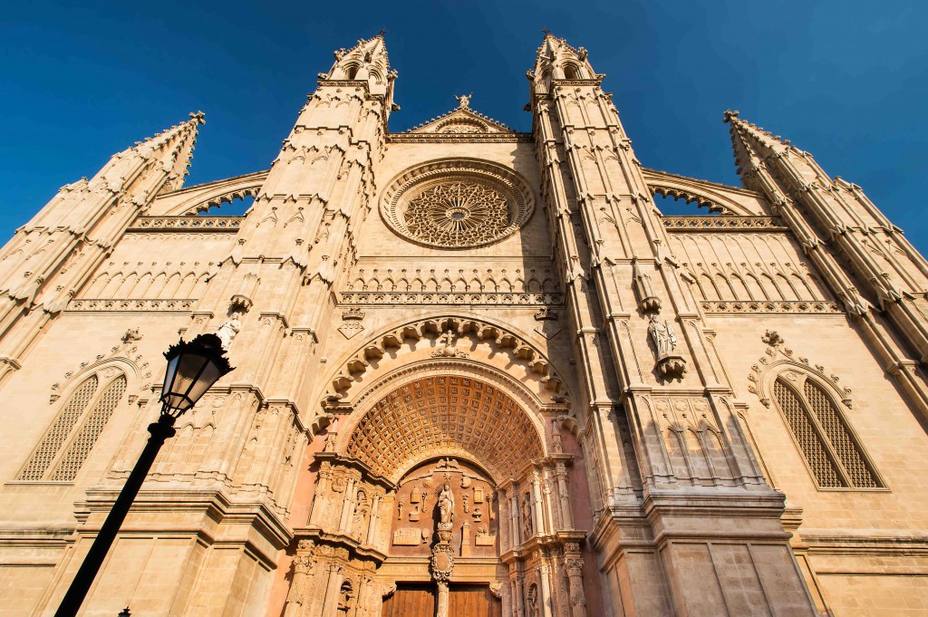 La Catedral de Mallorca celebra el solsticio de verano organizando la contemplación del “Oculus Major”: la proyección del rosetón del portal mayor alineándose sobre el rosetón del altar