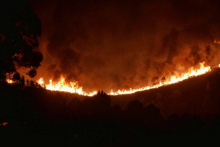 El incendio en Almonaster obliga al desalojo de 60 trabajadores de mina Magdalena
