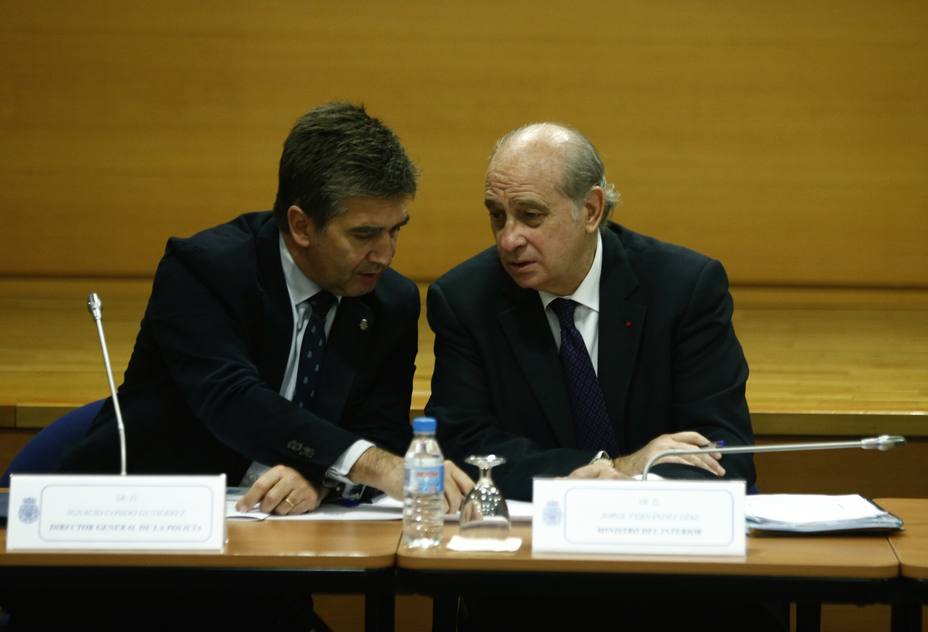 La comisión que investiga las finanzas del PP quiere citar a Cosidó y Fernández Díaz por los papeles robados a Bárcenas