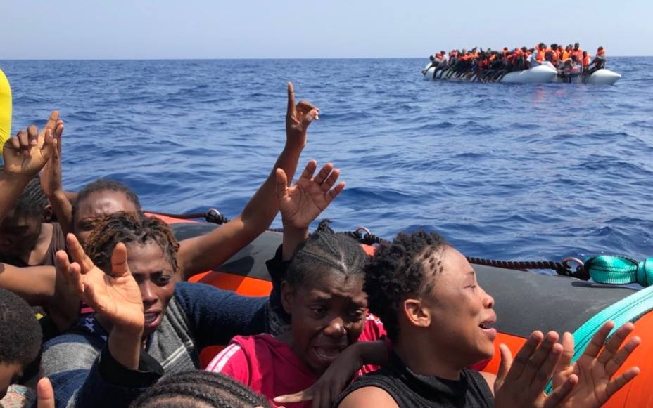 Alertan de un centenar de inmigrantes a la deriva en el Mediterráneo