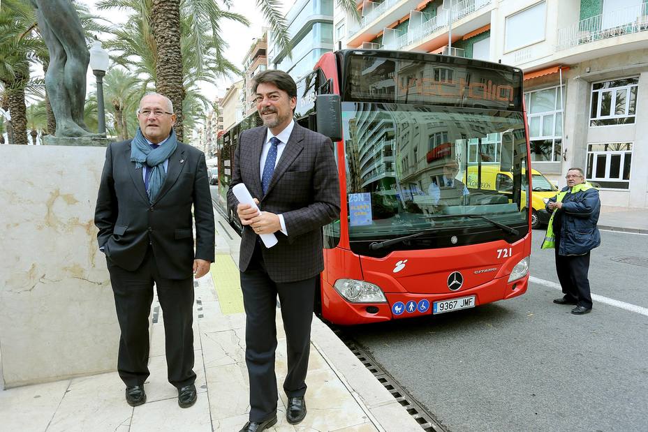 El alcalde y Concejal de transportes frente al bus (Ayuntamiento)