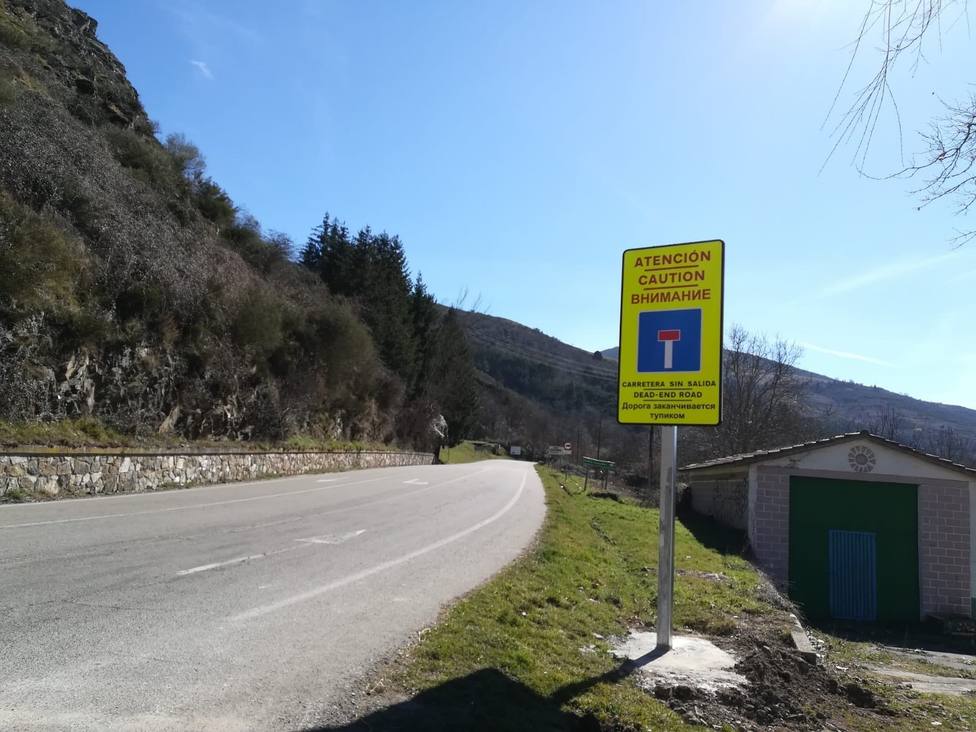 Instaladas nuevas señales de tráfico de advertencia de carretera sin salida en diferentes idiomas