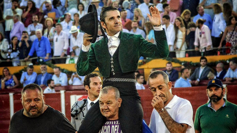 Diego Ventura en su salida a hombros este viernes de la plaza de toros de Algeciras