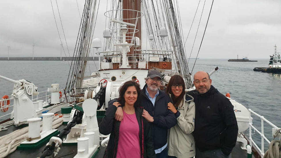 El equipo de La Linterna en la cubierta del Juan Sebastián Elcano