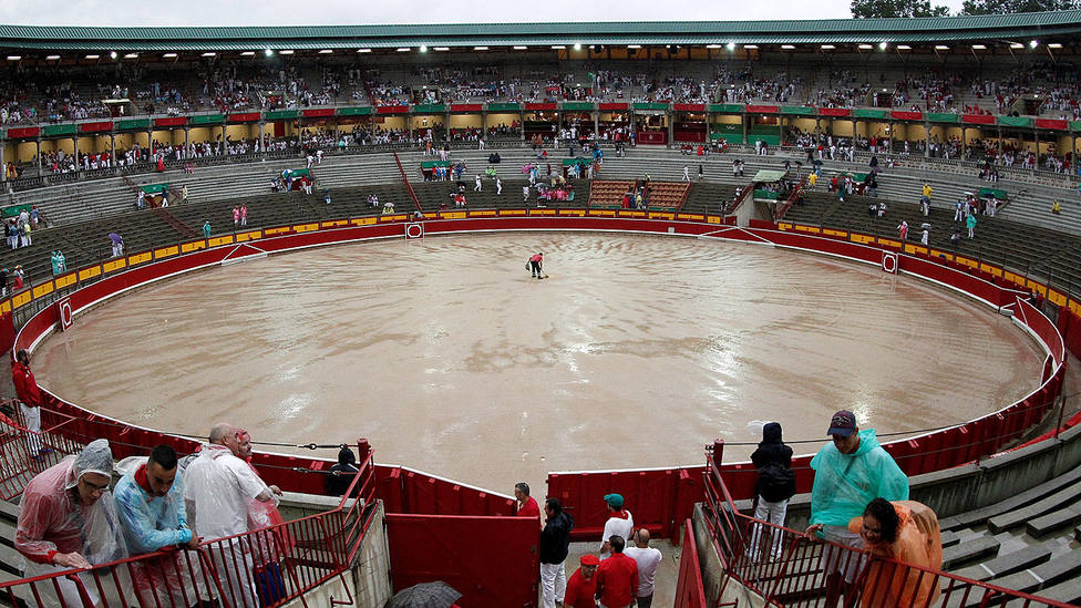 En este estado quedó el ruedo de la plaza de toros de Pamplona este lunes por la lluvia caída