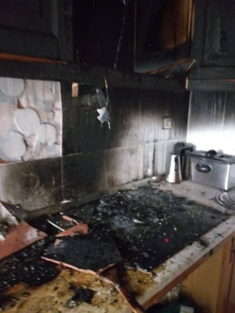 Atendido un hombre por inhalación de humo tras un incendio en su vivienda en Torredelcampo (Jaén)