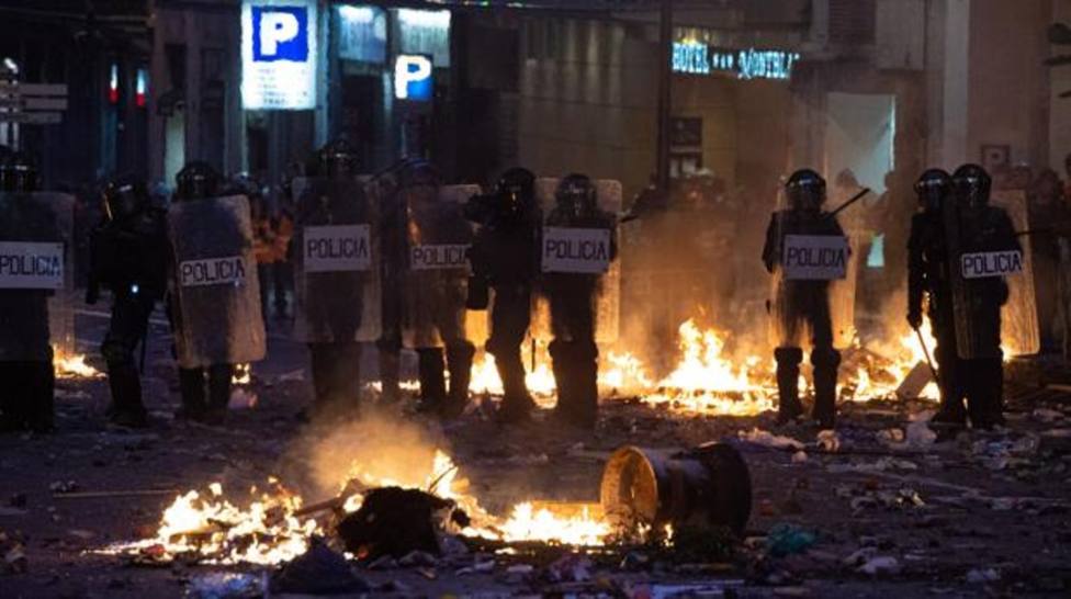 Policía Nacional en las protestas y barricadas de Barcelona