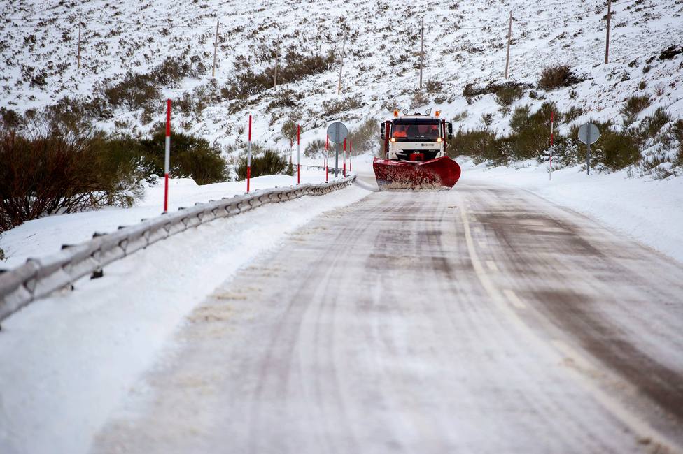 Más de un centenar de carreteras secundarias siguen afectadas por la nieve