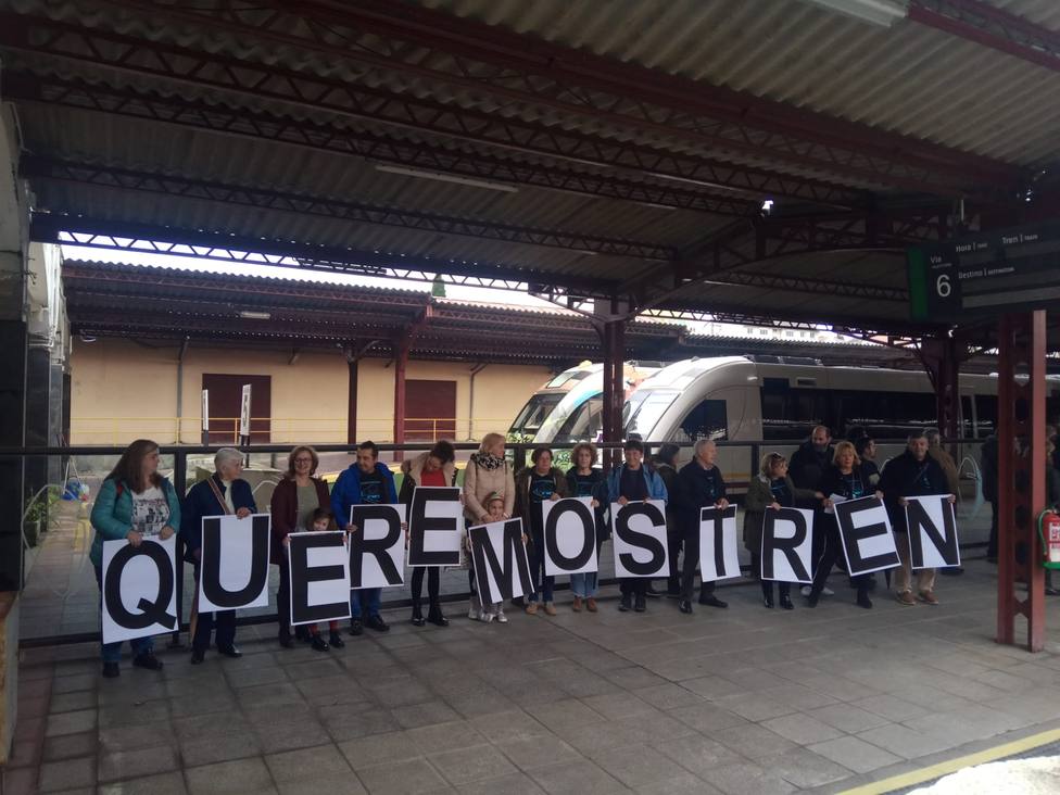 Participantes en la protesta a su llegada a la Estación de Ferrolcarril de Ferrol