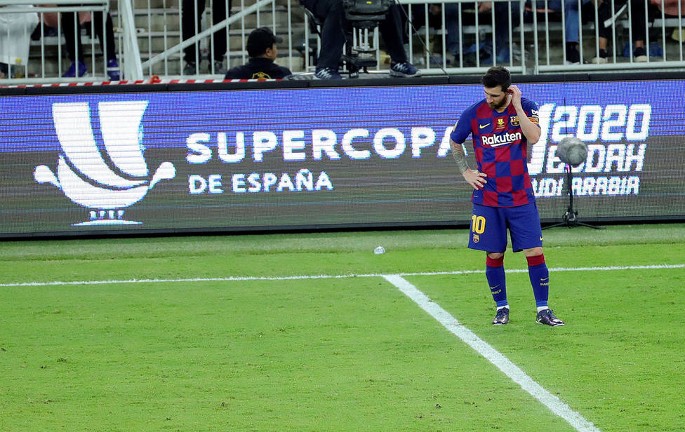 Messi, desolado tras caer ante el Atlético en la Supercopa de España (EFE)