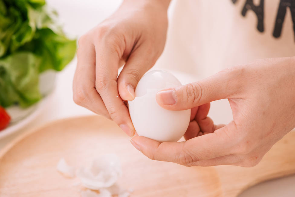 El truco definitivo para pelar un huevo duro perfecto y con una sola mano