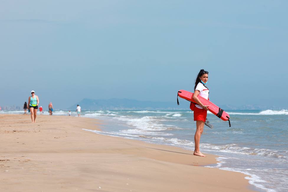 Foto de archivo de una socorrista en una playa - FOTO: EFE / Natxo Francés