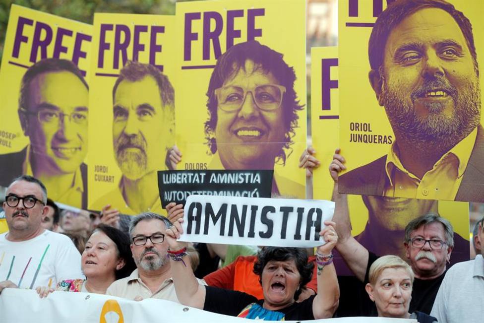 Manifestantes piden la puesta en libertad de los líderes independentistas catalanes en prisión