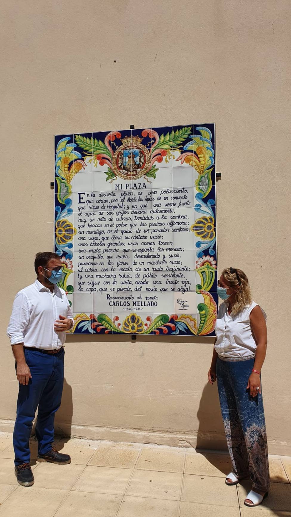 Instalan en la Plaza del Negrito el mural que le dedicó el poeta lorquino Carlos Mellado