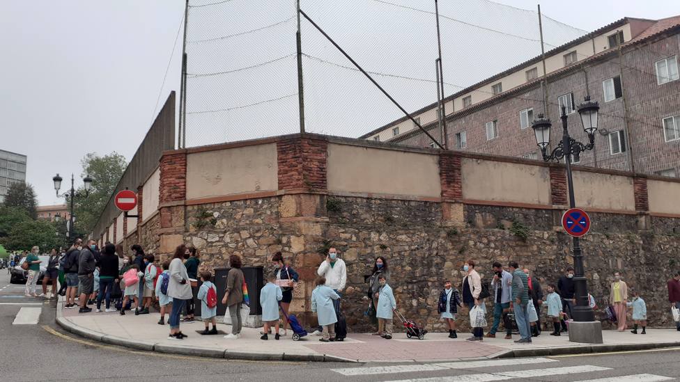 Colas a las puertas del colegio Santo Domingo de Guzmán de Oviedo