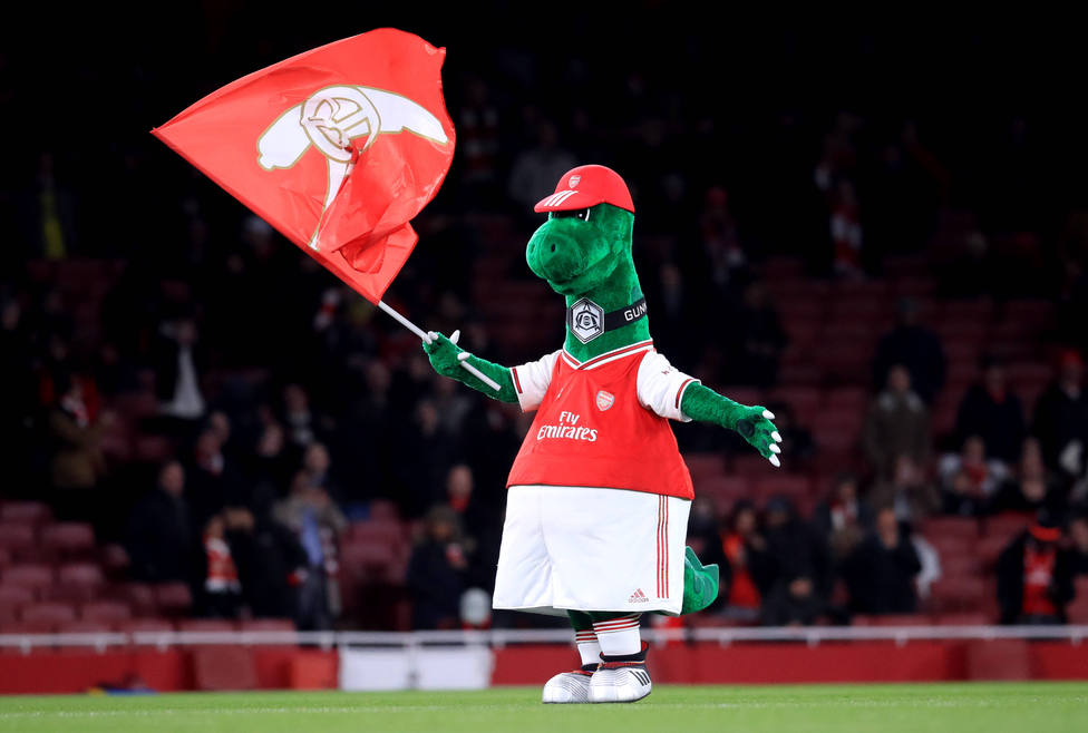 Özil se ofrece a pagar el sueldo de la Gunnersaurus, la mascota del Arsenal que ha sido despedida