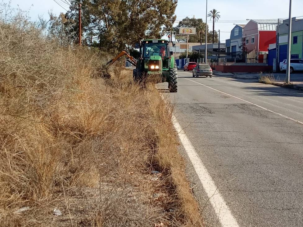 El Ayuntamiento desarrolla trabajos de desbroce en casi cien kilómetros de caminos rurales asfaltados
