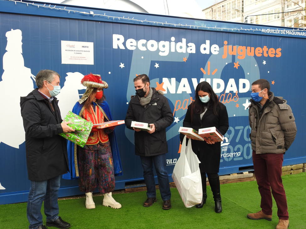 El alcalde y concejales de Ferrol frente al contenedor de juguetes de la empresa J.Rilo. FOTO: Concello Ferrol