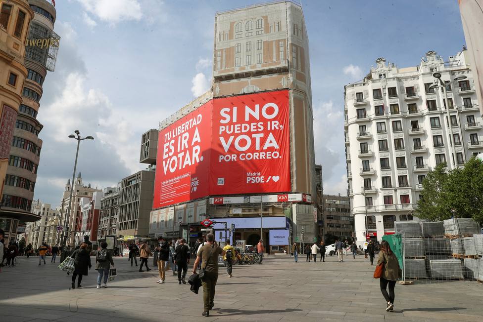 El PSOE instala una lona en la plaza de Callao de Madrid