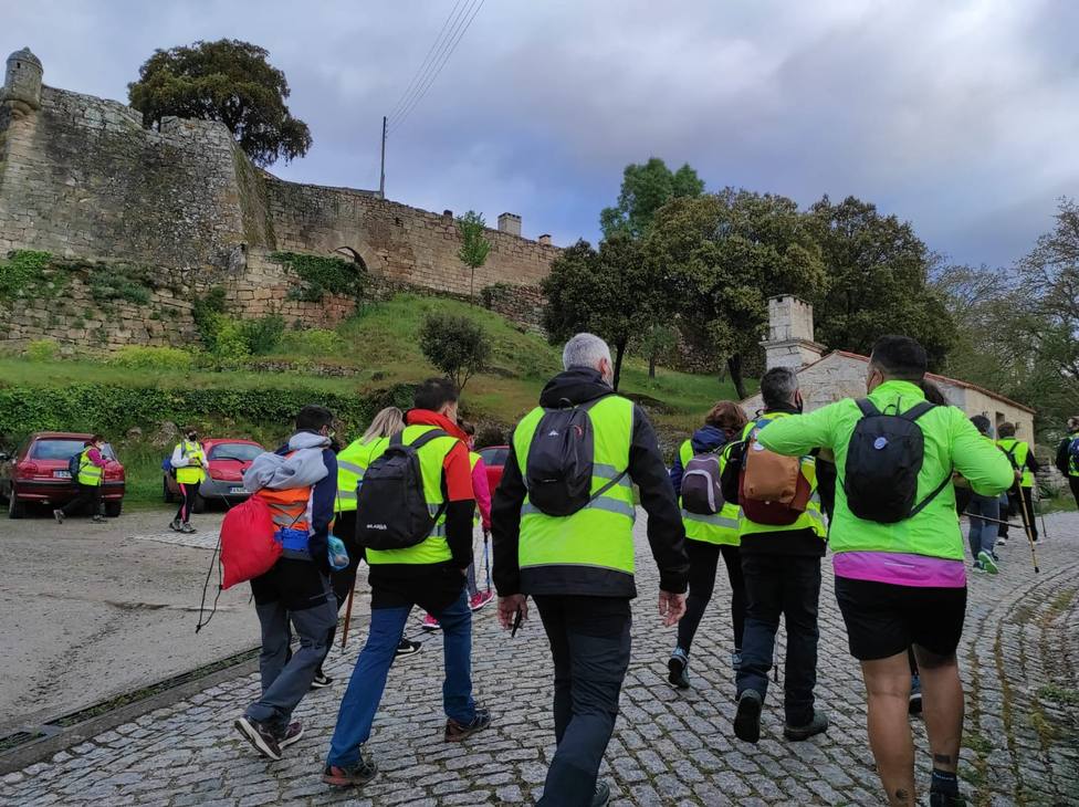 Participantes inician la primera etapa, desde el castillo de Monterrei