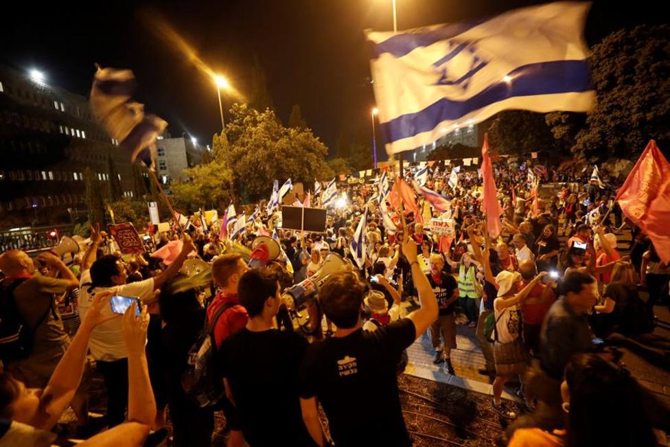 Cientos de personas sin mascarilla en las calles de Israel tras el cambio de Gobierno