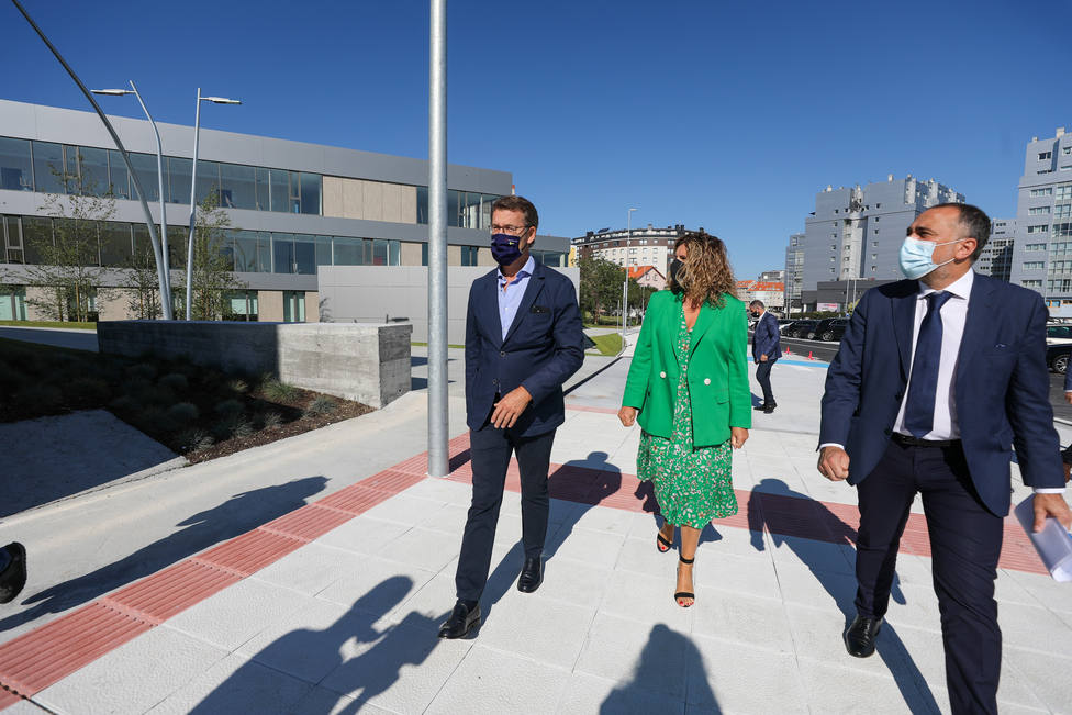 Alberto Núñez Feijóo, Marián Ferreiro y Julio García Comesaña en el nuevo centro de salud de Narón. FOTO:Xunta