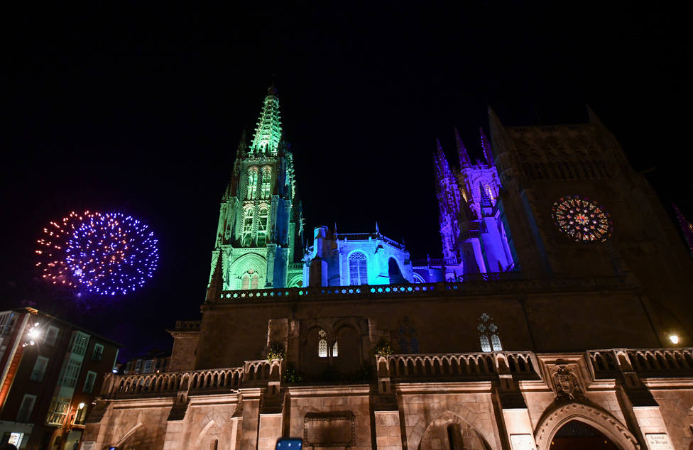 Iluminación especial de la catedral de Burgos y primera sesión de fuegos artificiales