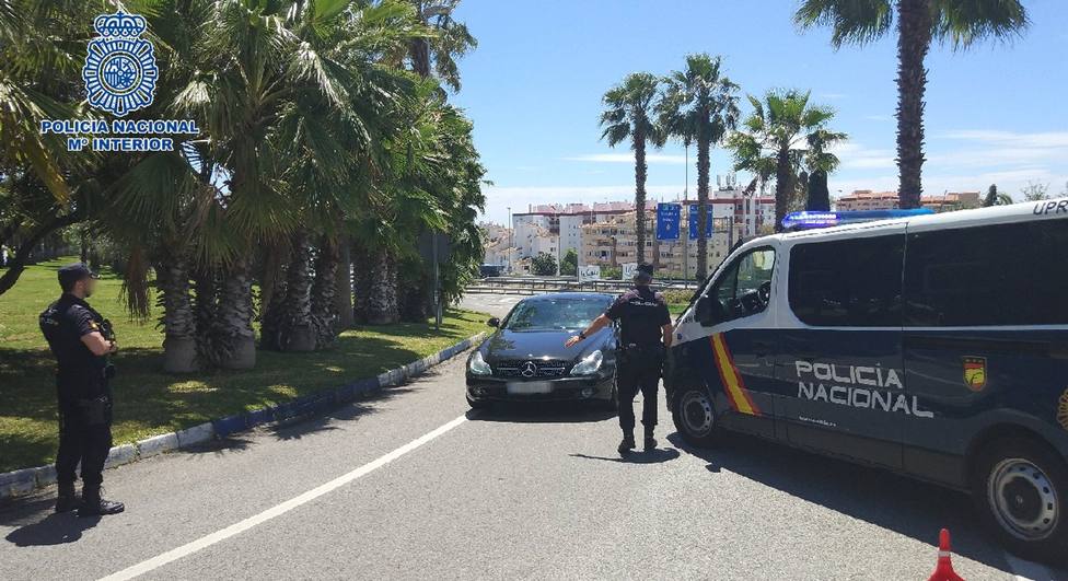Heridos dos agentes de la Policía Nacional tras ser embestidos por un vehículo durante un control en Marbella