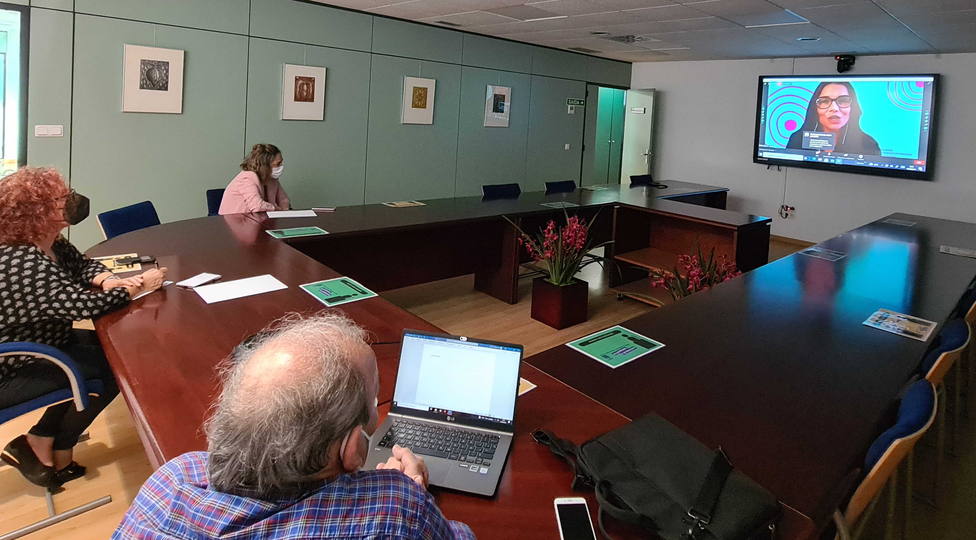La reunión fue seguida por videoconferencia por miembros del gobierno. FOTO: concello Narón