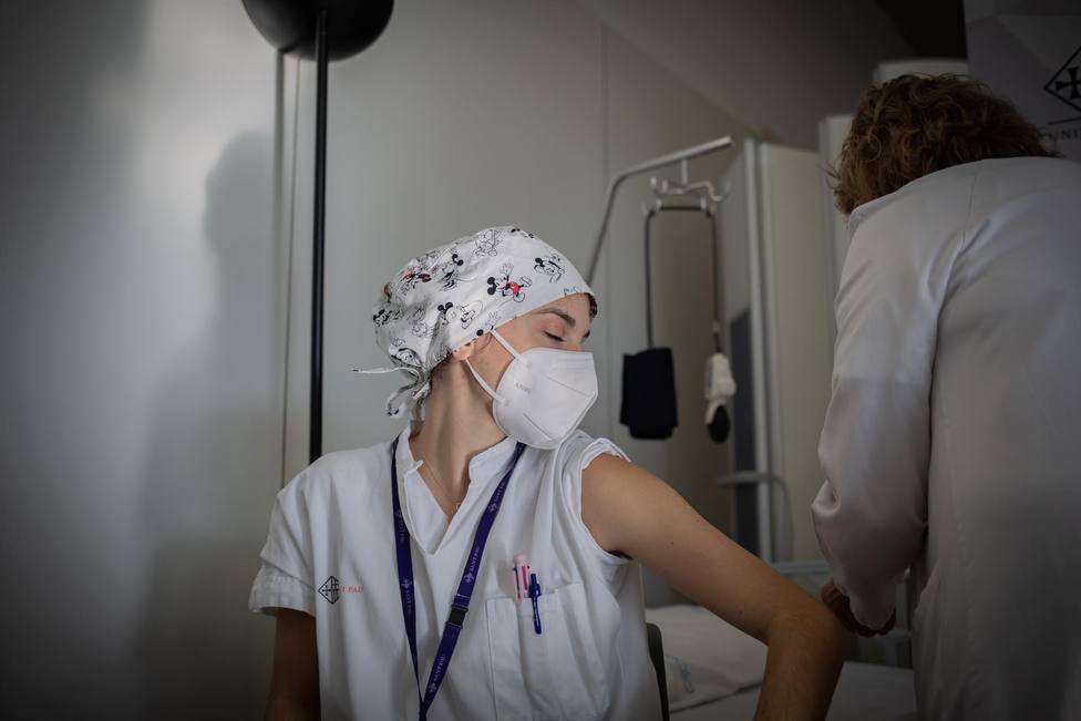 Enfermera vacuna en el Hospital de la Santa Creu i Sant Pau de Barcelona