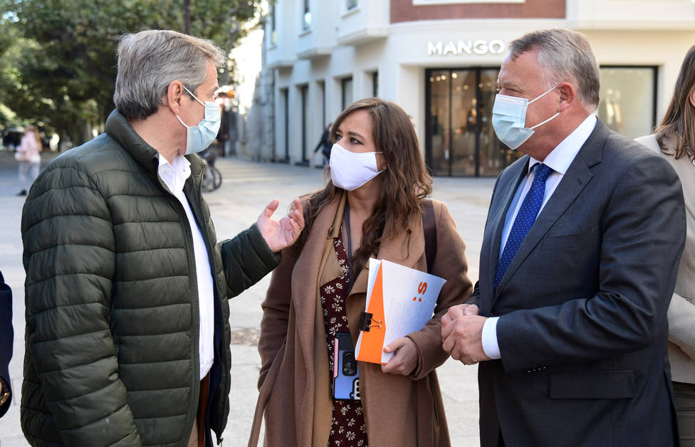 El vicesecretario general y secretario de comunicación de Ciudadanos, y la coordinadora autonómica de Cs CyL atienden a los medios de comunicación en Burgos