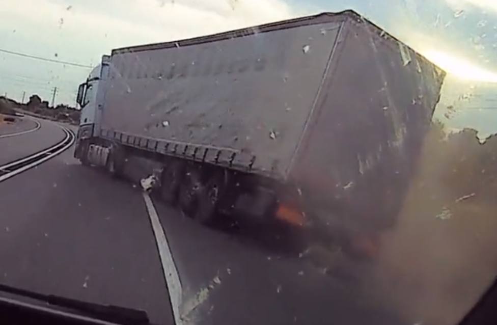 El vídeo que muestra a un camionero a punto de volcar en Tarragona: Superó por seis la tasa de alcohol
