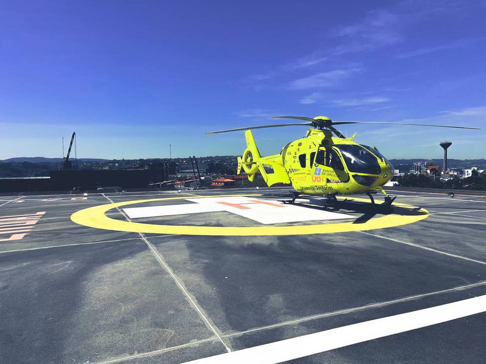 El helicóptero de Urxencias Sanitarias de Galicia-061 tras aterrizar en el CHUAC - FOTO: Helico de Santiago