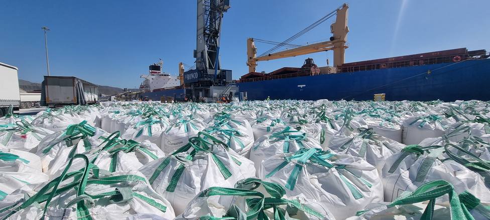El tráfico de mercancías crece un 7,5% en el Puerto de Almería hasta abril