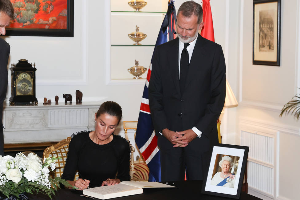 Los Reyes muestran sus condolencias al embajador de Reino Unido por la muerte de Isabel II