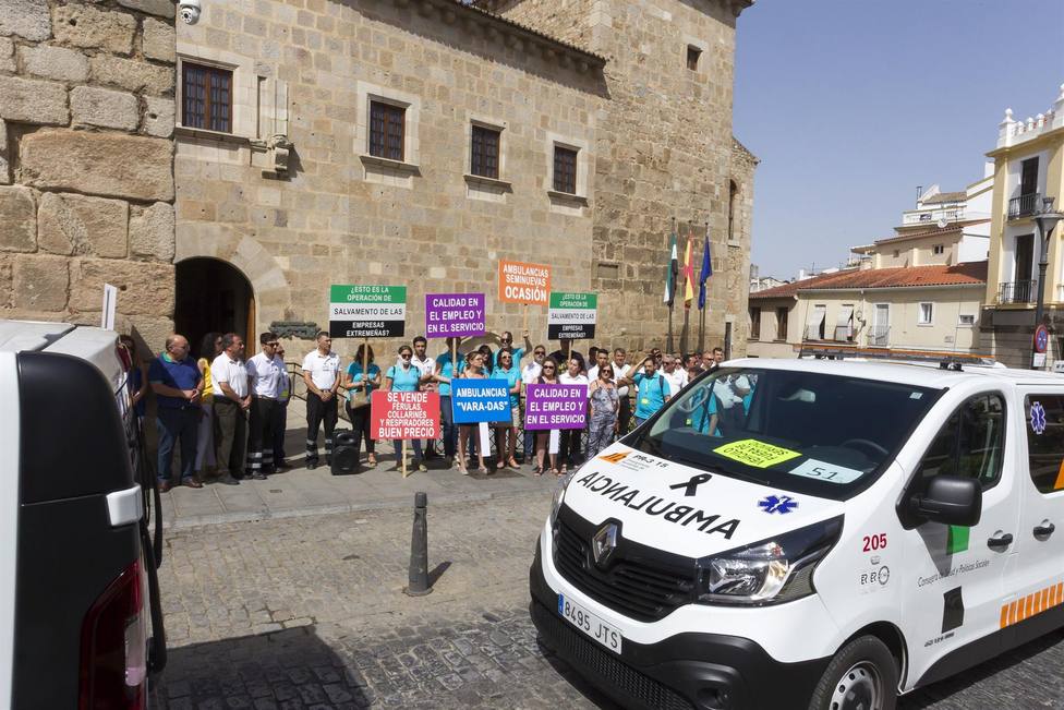 Expedientan a empleado de ambulancias por trasladar a unos novios en Badajoz