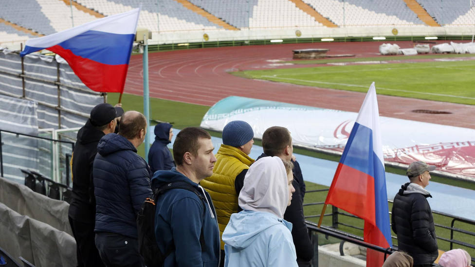 Aficionados rusos durante un entrenamiento de la selección rusa. EFE