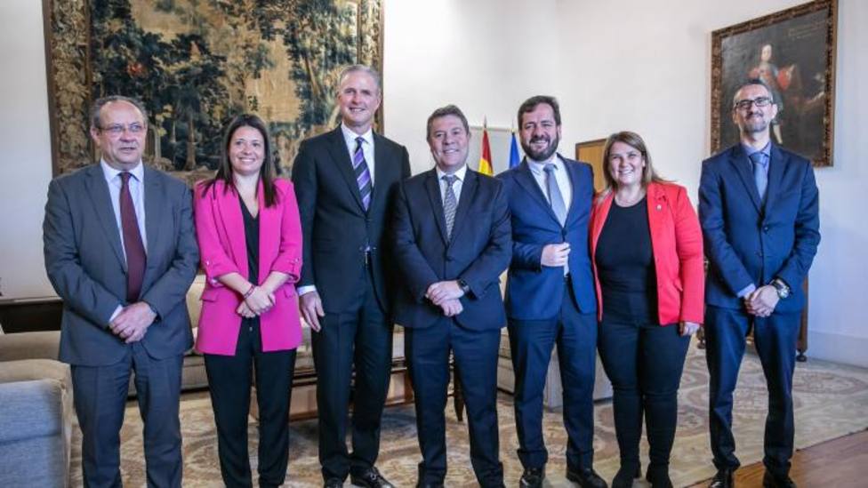 El Gobierno de Castilla-La Mancha y Smart Technologies firman el protocolo para instalar un centro mundial de soluciones de tecnología adaptada a los servicios sociales