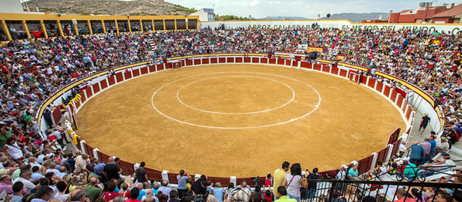La plaza de toros de La Caverina acogerá una nueva edición de la Feria del Arroz. ARCHIVO