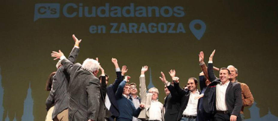 El líder de Ciudadanos, Albert Rivera, con su equipo en un acto de campaña en Zaragoza. EFE