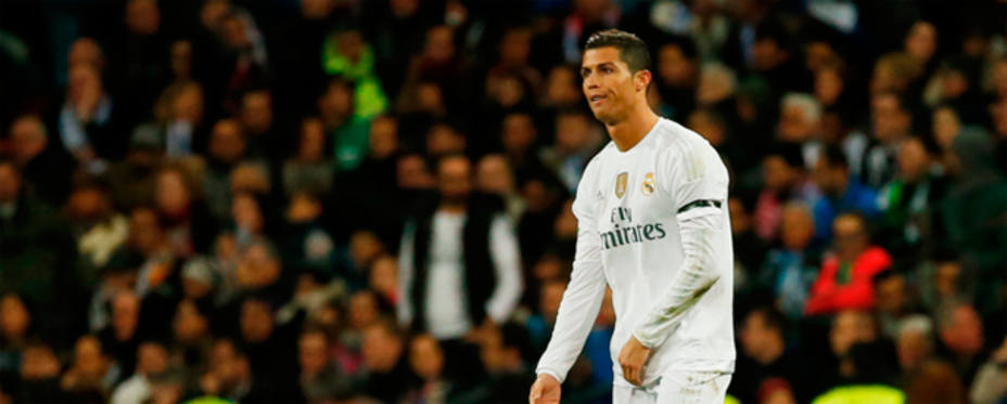 Cristiano Ronaldo, con gesto contrariado, durante el clásico en el Bernabéu. REUTERS
