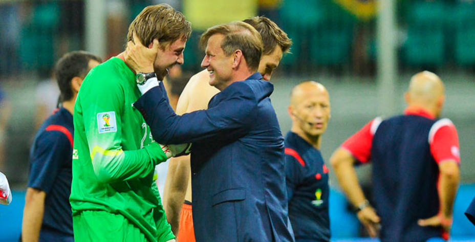 Krul, el héroe en los penaltis, se abraza a Hoek, entrenador de porteros (EFE).