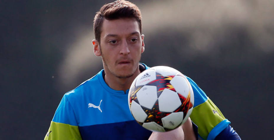 Ozil no volverá a jugar hasta 2015 por una lesión de rodilla. Reuters.
