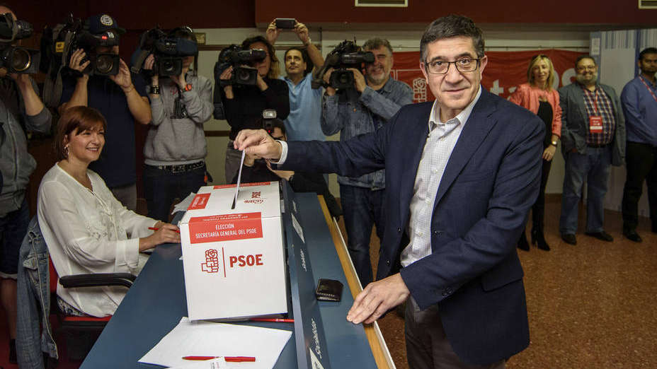 El candidato a secretario general del PSOE Patxi López vota en las primarias socialistas en Portugalete