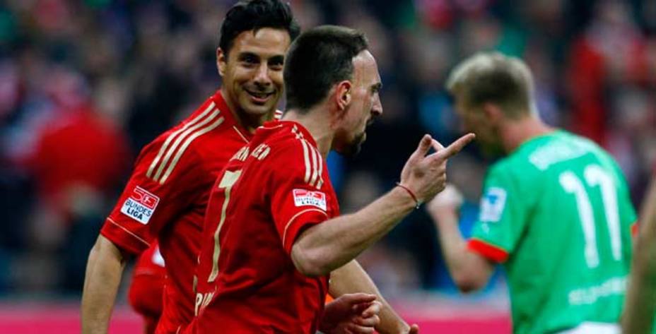 Franck Ribery y Claudio Pizarro celebran un gol ante el Fortuna Düsseldorf (Reuters)