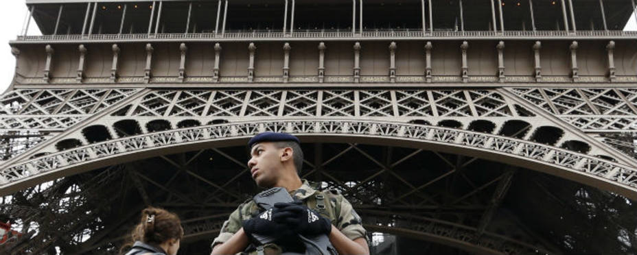 La vigilancia ha aumentado en todo París y se nota y mucho a los pies de la Torre Eiffel.REUTERS