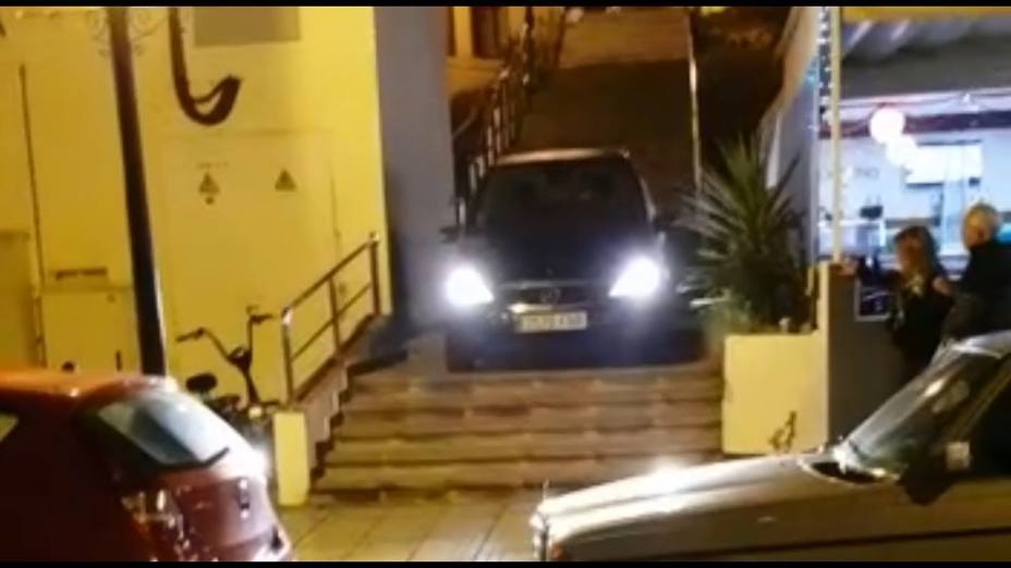 Baja su coche por las escaleras para evitar un atasco en Gran Canaria