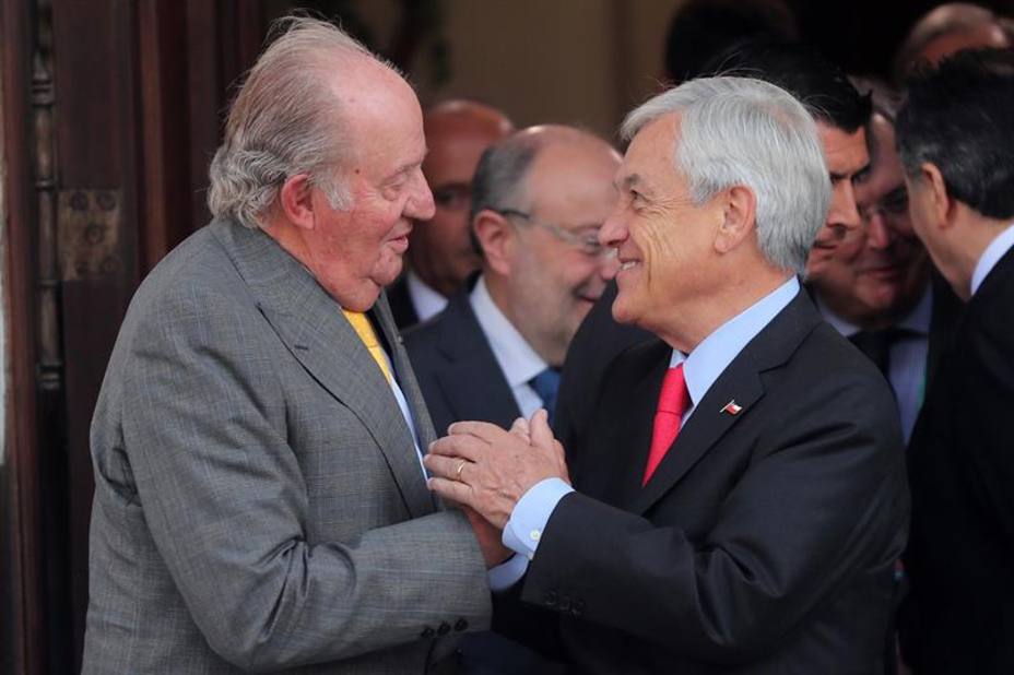 Piñera ha obviado el protocolo y ha acompañado al rey Juan Carlos hasta la salida, donde le ha despedido con un abrazo afectuoso