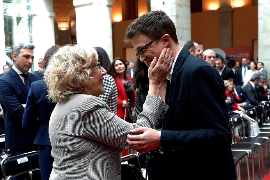La alcaldesa de Madrid, Manuela Carmena, y el diputado de Podemos Iñigo Errejón durante el acto conmemorativo