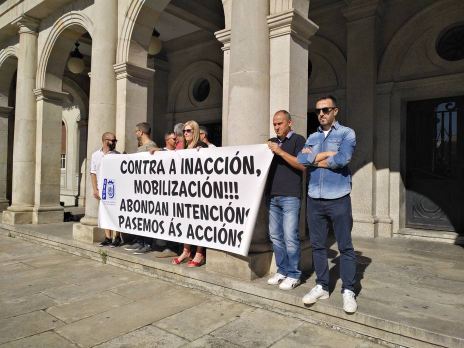 Los delegados de los trabajandores públicos se concentraron un martes más a las puertas del concello de Ferrol